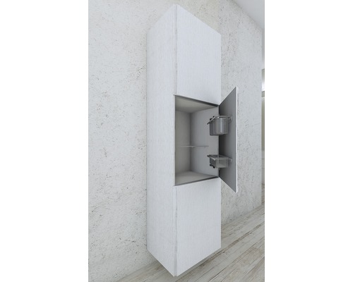 Vysoká skříň s otevřenými dvířky a výsuvnými nádobami.