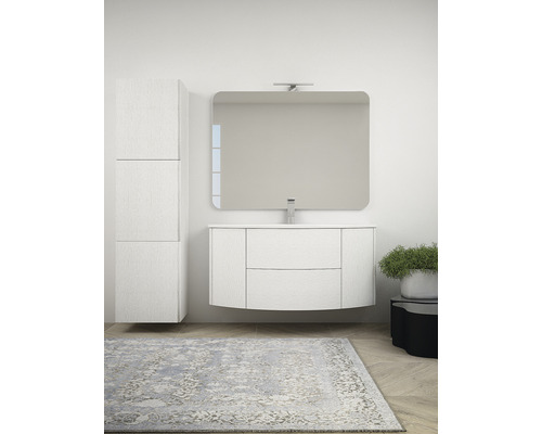 Koupelna s umyvadlovou skříňkou, zrcadlovou skříňkou a vysokou skříní pro světlé a organizované prostředí.