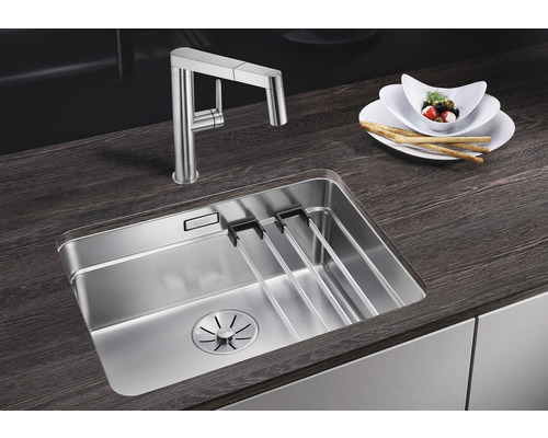 Nerezový dřez s odkapávačem a kuchyňská baterie na pracovní desce