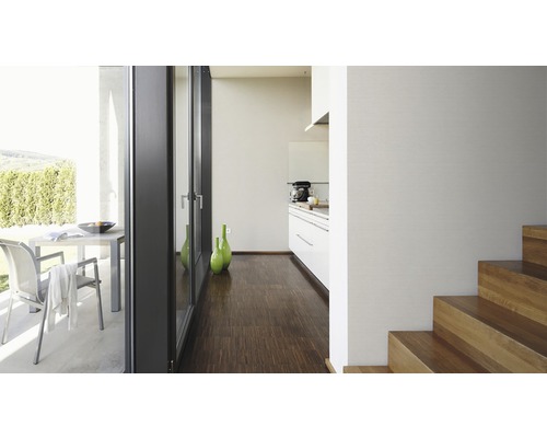 Světlá místnost s terasovými dveřmi, zahradním nábytkem, kuchyní a schodištěm