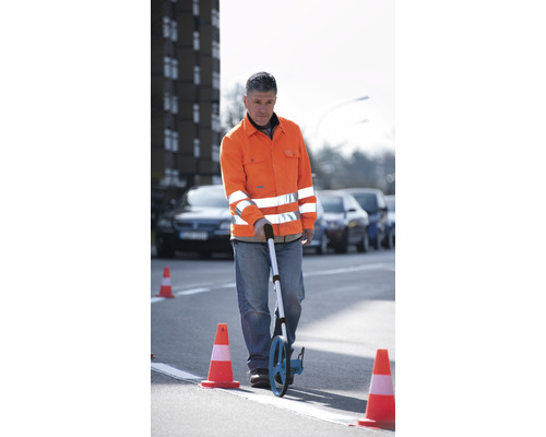 Muž s měřicím kolečkem na ulici