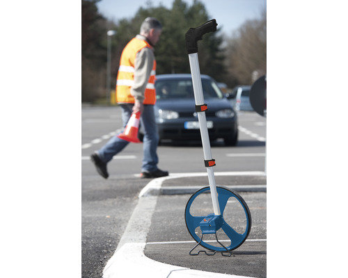 Kolečkový měřicí přístroj pro měření vzdáleností na asfaltu