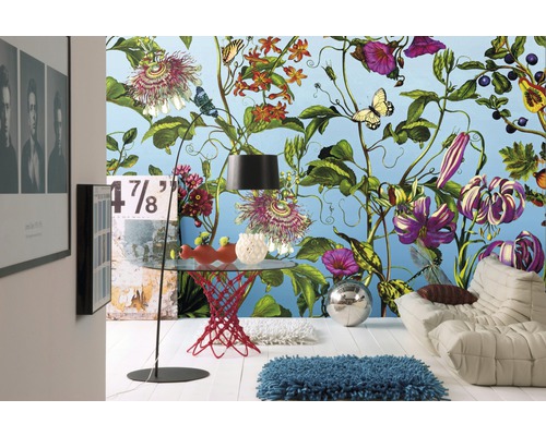 Obývací pokoj s květinovou fototapetou, stojací lampou, stolem a pohovkou