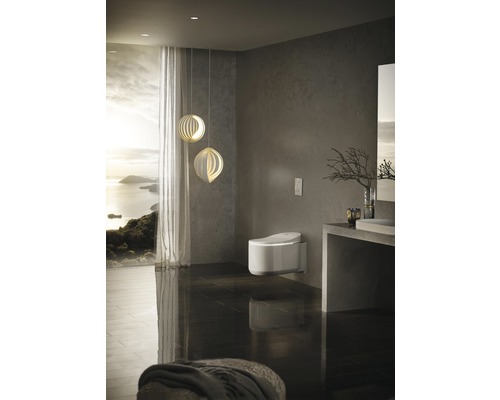 Moderní koupelna se závěsným sprchovým WC, umyvadlem a výhledem na moře