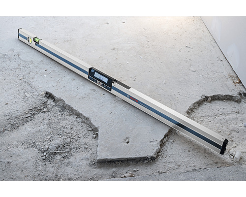 Digitální vodováha na betonové podlaze