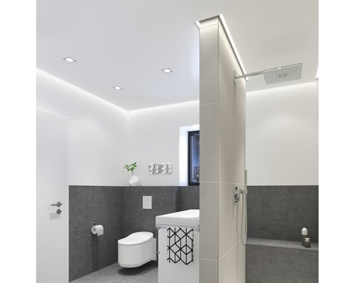 Moderní koupelna s toaletou, umyvadlem a sprchou