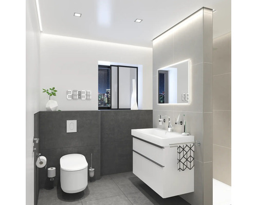 Moderní koupelna s toaletou, skříňkou pod umyvadlo, zrcadlem a digitálními hodinami