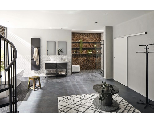 Prostorná koupelna s umyvadlem, zrcadly, radiátorem, vanou a sprchou