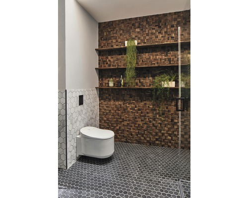 Koupelna se závěsným WC, dřevěným obkladem a policemi