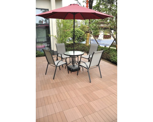 Terasa se slunečníkem, stolem a židlemi