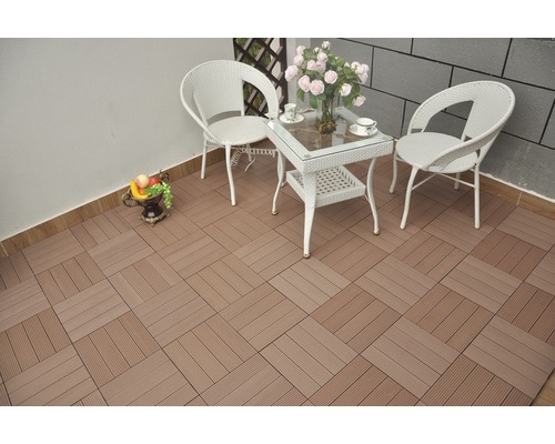 Terasa s podlahovými dlaždicemi imitujícími dřevo a posezením