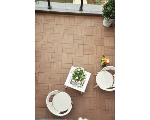 Terasa s terasovými dlaždicemi, stolem a židlemi.