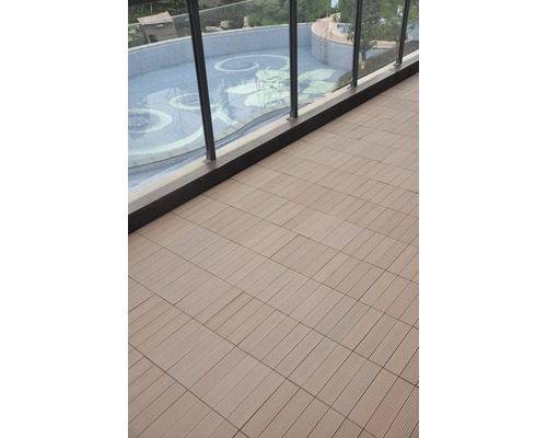 Pokládka terasových dlaždic ve venkovním prostoru s výhledem na bazén