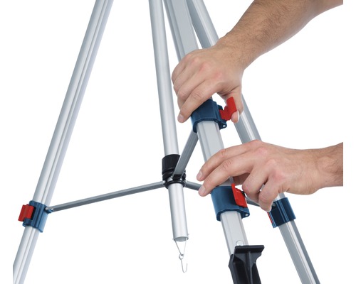 Osoba staví hliníkový stavební stativ