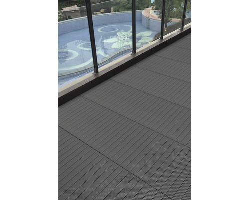 Balkon s terasovými prkny a výhledem na bazén