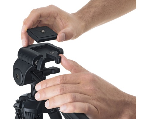 Muž připevňuje rychloupínací destičku k hlavě stativu.