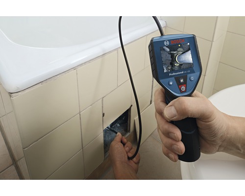 Potrubní inspekční kamera v provozu pod vanou