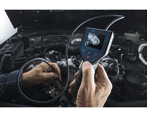 Logo společnosti Bosch. Ruka drží inspekční kameru před otevřeným motorovým prostorem.