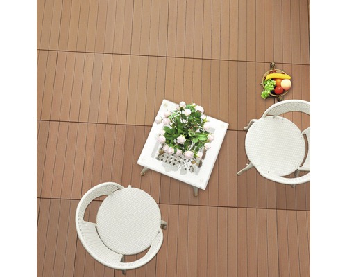 Terasa s dřevěnou podlahou, dvě bílé ratanové židle a stůl