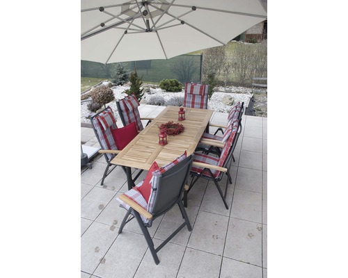 Zahradní sedací souprava s jídelním stolem, židlemi a slunečníkem na terase.