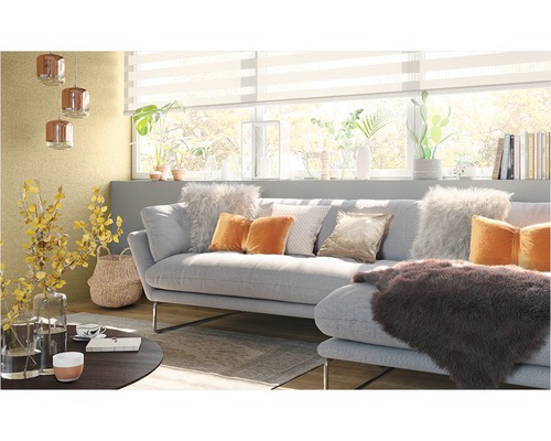 Obývací pokoj s pohovkou, polštáři, stolem a dekorací pro útulnou atmosféru