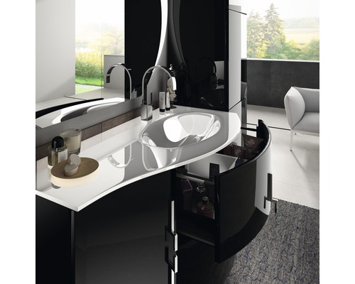 Moderní koupelna s černým umyvadlem, umyvadlem na desku a otevřeným zásuvkovým prvkem