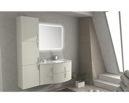 Koupelna s umyvadlem, zrcadlovou skříňkou a osvětleným zrcadlem