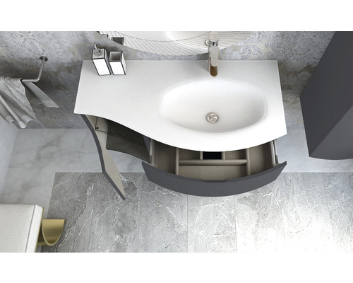 Koupelna s umyvadlovou skříňkou, umyvadlem a otevřenou zásuvkou