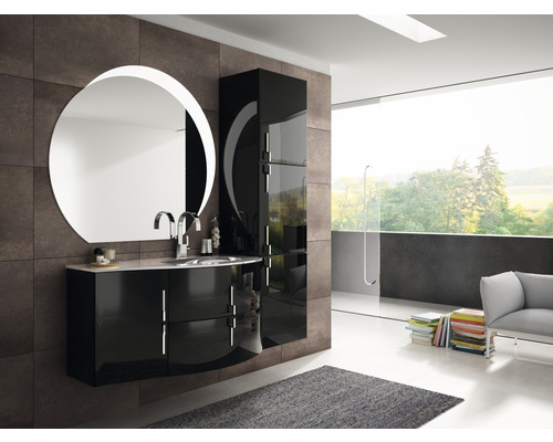 Světlá koupelna s černým umyvadlem, kulatým zrcadlem a vysokou skříní