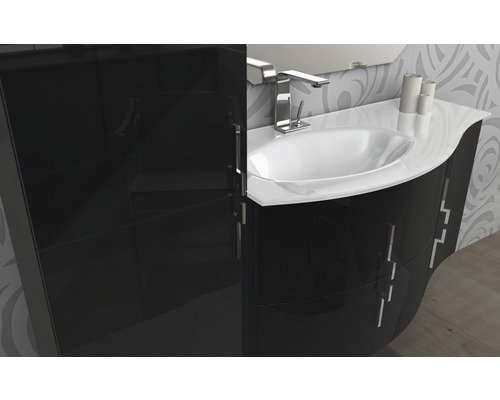 Koupelna s umyvadlovou skříňkou, umyvadlem a baterií