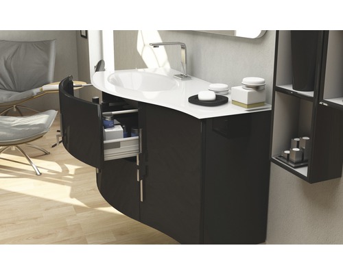 Koupelna s umyvadlem, baterií, spodní skříňkou a zásuvkou.