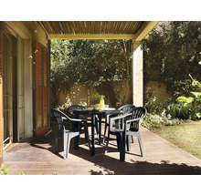 Zahradní sedací souprava se stolem a čtyřmi židlemi na terase