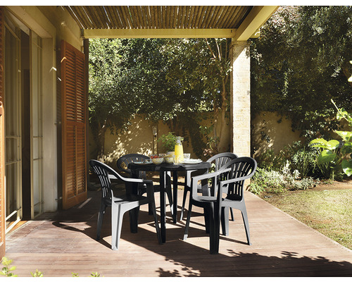 Zahradní sedací souprava se stolem a čtyřmi židlemi na terase