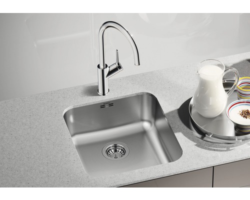 Nerezový dřez s vodovodní baterií na kuchyňské lince