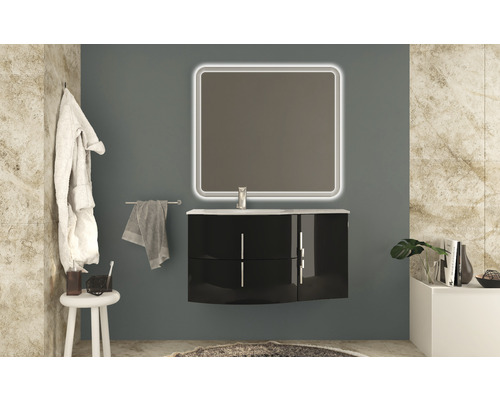 Moderní koupelna s umyvadlem, osvětleným zrcadlem a dekorací