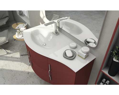 Umyvadlo se skříňkou, umyvadlem, baterií a zrcadlem v koupelně