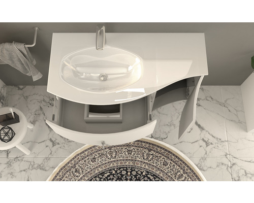 Koupelna s umyvadlem, otevřenou spodní skříňkou a kulatým kobercem