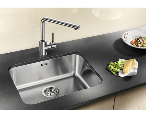 Nerezový dřez s baterií na kuchyňské desce