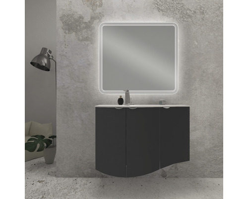 Koupelna s osvětleným zrcadlem a skříňkou pod umyvadlo