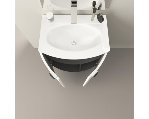 Umyvadlo s otevřenou skříňkou ve skříňce v koupelně