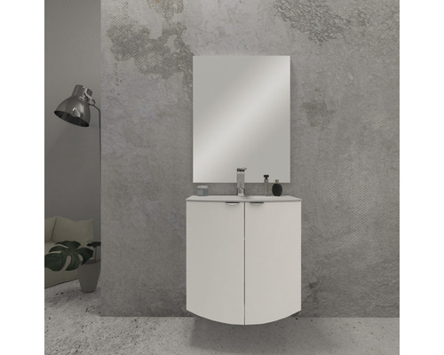 Koupelna s umyvadlovou skříňkou, zrcadlem a baterií před stěnou