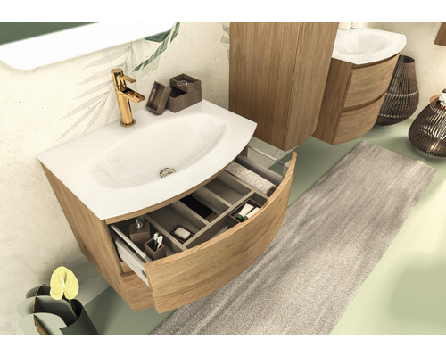 Koupelnová scéna s umyvadlovou skříňkou, umyvadlem, baterií a koupelnovým kobercem