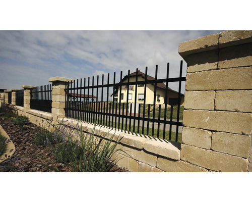 Betonový plot s kovovými prvky před domem