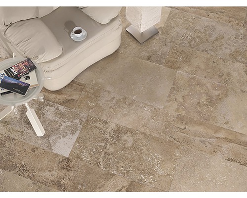 Podlahová krytina s dlaždicemi v obývacím pokoji s křeslem a stolem.