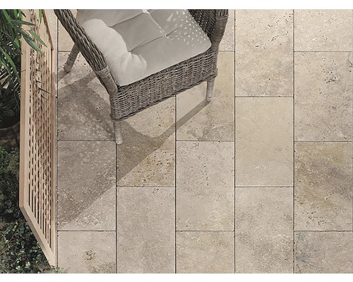 Pokládané terasové desky se židlí na terase