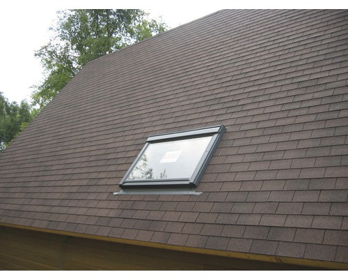 Střešní okno na střeše s bitumenovými šindeli
