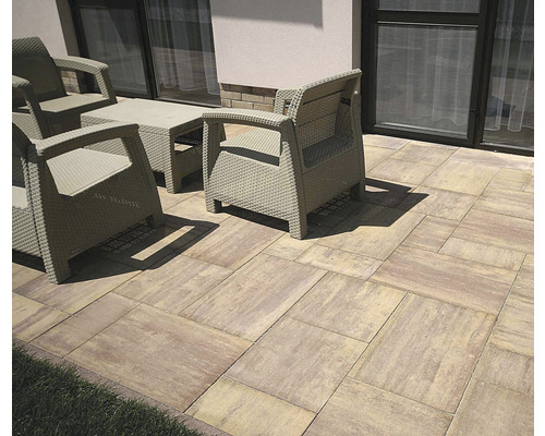 Terasa se zahradním nábytkem a kamennými deskami