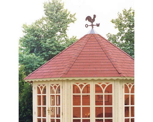 Detail zahradního domku s větrnou korouhví na střeše