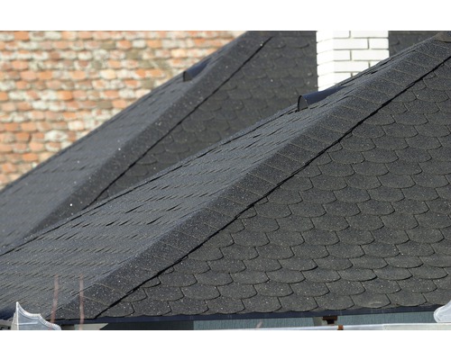 Pohled shora na střechu s asfaltovými šindeli