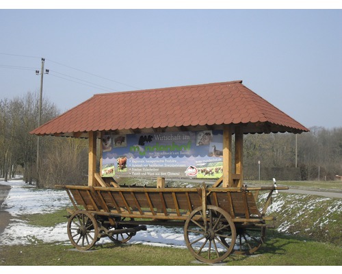 Informační stánek na dřevěném vozíku se střechou a ukazatelem pro regionální produkty.